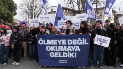 Bir grup öğrenci, okullardaki şiddet olaylarına karşı İstanbul Milli Eğitim