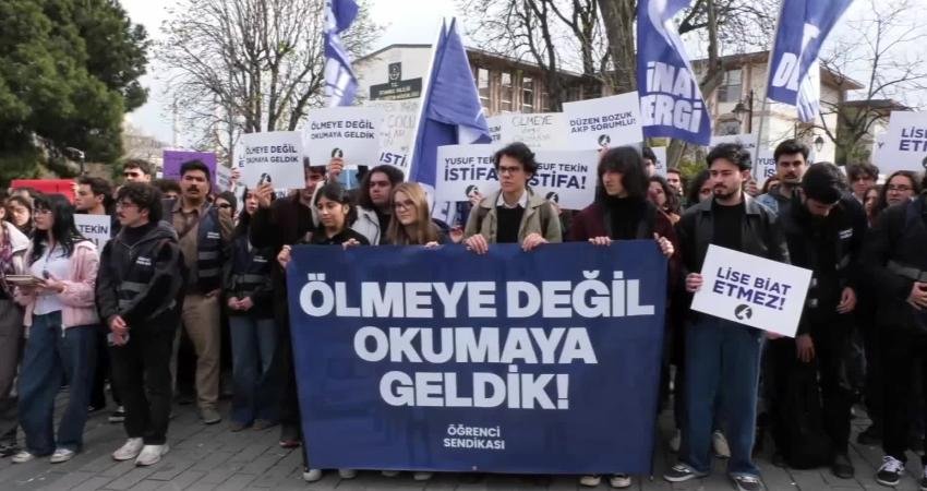 Öğrencilerden İstanbul İl Milli Eğitim Müdürlüğü önünde eylem: “Yusuf Tekin istifa etmek için daha kaç kişinin yaşamını yitirmesini bekliyor” Bir grup öğrenci, okullardaki şiddet olaylarına karşı İstanbul Milli Eğitim