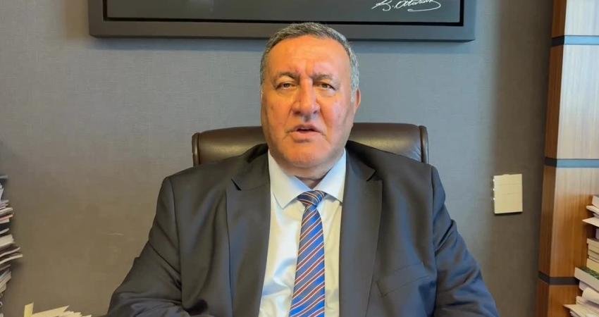 Ömer Fethi Gürer: “2002’de bir stadyumu dolduramayan borçlu yaşlı sayısı, bugün koca bir şehrin nüfusuna erişti” CHP Niğde Milletvekili Ömer Fethi Gürer, “23 yılın sonunda AK