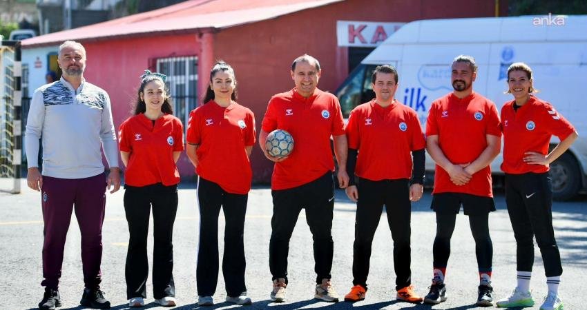 Ortahisar Belediyesi’nden futsal şampiyonu Ata Ortaokulu’na malzeme desteği Ortahisar Belediyesi, Trabzon’da 16 yıldır üst üste şampiyon olan Ata