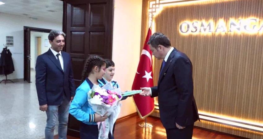 Osmangazi Belediye Başkanı Erkan Aydın, geleceğin teminatı olan çocuklara verdiği