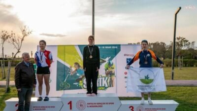 Osmangazi Belediyespor Triatlon Takımı sporcuları, Antalya’nın Serik ilçesinde düzenlenen Triatlon