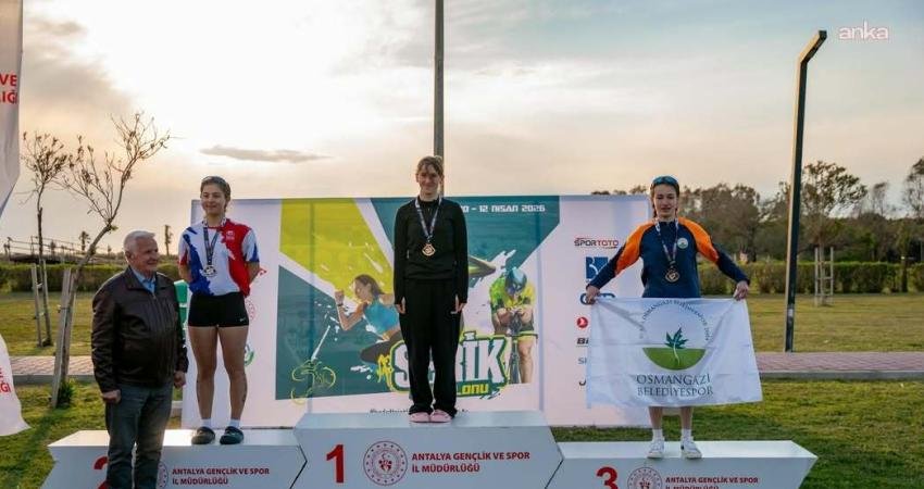 Osmangazi Belediyespor sporcularından Triatlon Türkiye Şampiyonası’nda büyük başarı Osmangazi Belediyespor Triatlon Takımı sporcuları, Antalya’nın Serik ilçesinde düzenlenen Triatlon