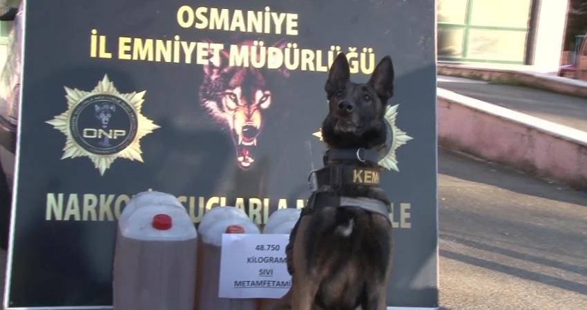 Osmaniye’de uyuşturucu operasyonu… Bir otomobilin yakıt deposunda gizlenen 49 kilo metamfetamini ele geçirildi Osmaniye İl Emniyet Müdürlüğü ekipleri, uyuşturucuyla mücadele kapsamında gerçekleştirilen operasyonda
