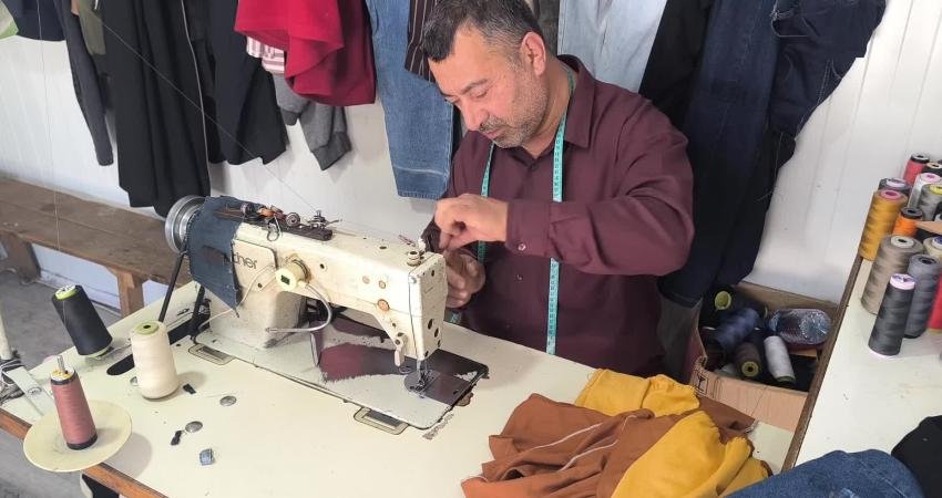 Osmaniye’de 40 yıldır terzilik yapan Sait Daşkın, artan maliyetler nedeniyle