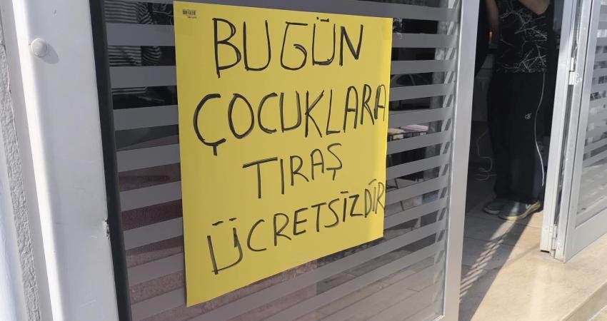 Osmaniye'nin Kadirli ilçesinde bir berber esnafı 23 Nisan Ulusal Egemenlik
