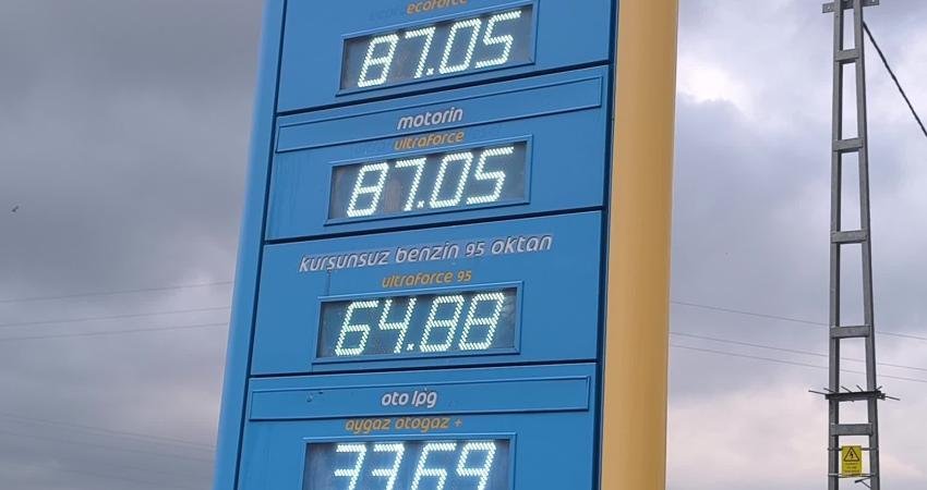 Osmaniye'nin Kadirli ilçesinde mazot zamlarına yurttaşlar tepki gösterdi. Çiftçilik yapan bir