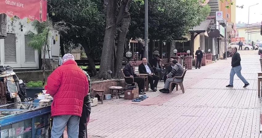 Osmaniyeliler kurbanlık alamayacaklarını dile getirdi: “Kurbandan önce 2-3 kilo et alacağız, çoluk çocuk yiyecek” Osmaniye'nin Kadirli ilçesinde vatandaşlar bu yıl kurban almakta zorlanacaklarını ifade