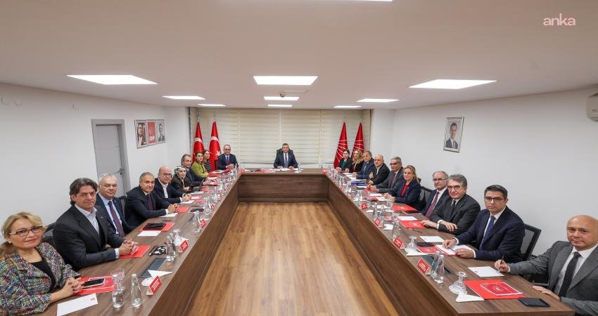 Özgür Özel, CAO toplantısına başkanlık etti CHP Genel Başkanı Özgür Özel, Cumhurbaşkanlığı Aday Ofisi (CAO) Yürütme