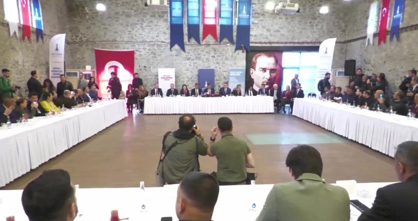 CHP Genel Başkanı Özgür Özel, "Hiçbir Roman çocuğun hayata kapatamayacağı