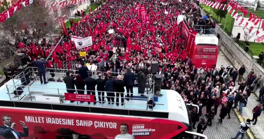 Özgür Özel: “Kütahya’dan kepçeyle almışlar, kaşığın yarısıyla vermişler” CHP Genel Başkanı Özgür Özel, Kütahya'nın ekonomik olarak iktidar tarafından ihmal