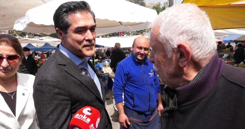 Pendik pazarında pahalılığa isyan eden vatandaşlar iktidar mensuplarını alışverişe davet etti: Sayın Cumhurbaşkanı da gelsin, bir kilo domates alsın, evine götürsün… İYİ Parti Sözcüsü Buğra Kavuncu Pendik pazarı ziyareti sırasında vatandaşa