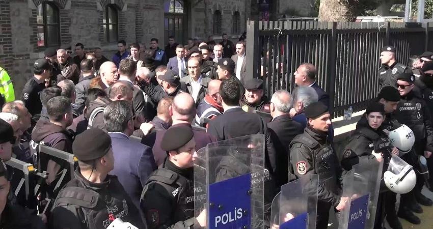 Polis, Meslek Fabrikası önünde toplananlara biber gazlı müdahalede bulundu İzmir Büyükşehir Belediyesi tarafından kullanılan ancak Vakıflar Genel Müdürlüğü’ne devrine