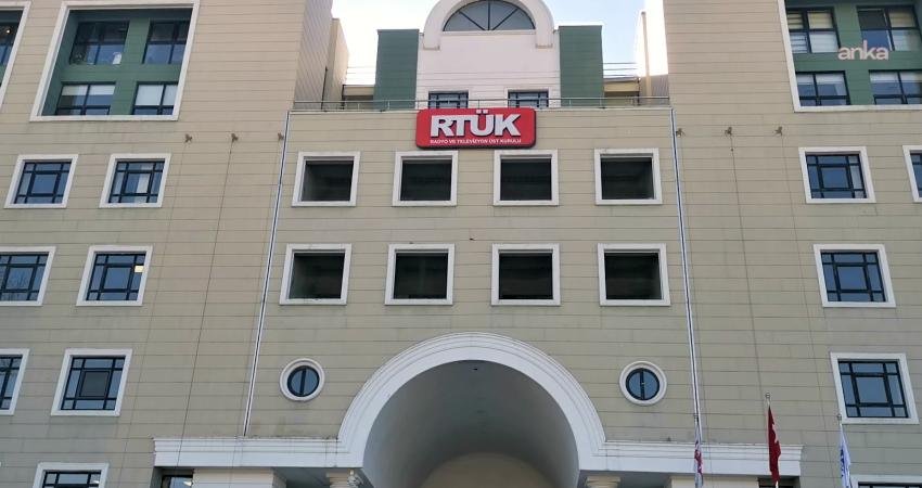 RTÜK: “Yayın yasağına rağmen bazı medya kuruluşlarının yasal yükümlülüklerini yerine getirmeyerek uygunsuz içerik paylaşımına devam ettiği görülmektedir” RTÜK, Kahramanmaraş'ta bir ortaokulda yaşanan silahlı saldırı sonrasında getirilen yayın