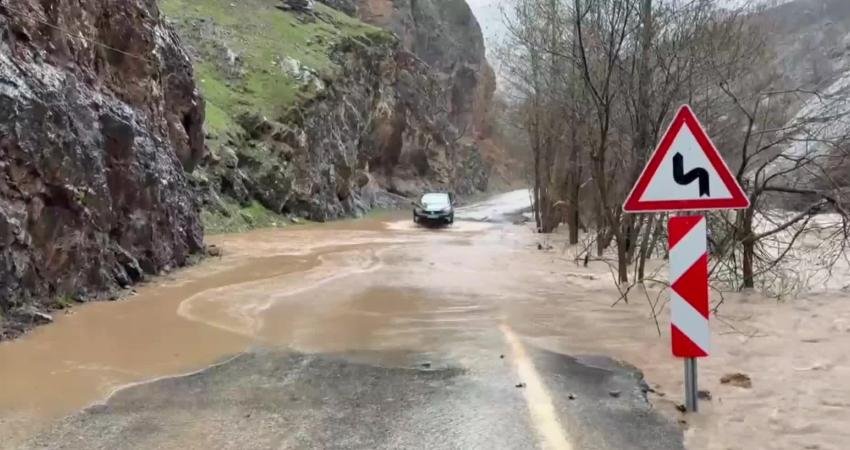 Tunceli’de etkili olan aşırı yağışlar ulaşımı olumsuz etkiledi. Munzur Suyu’nun