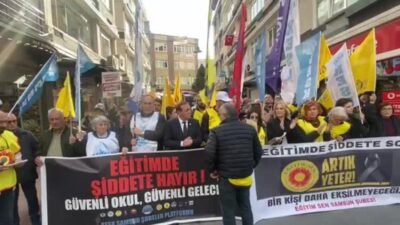 Samsun’da Eğitim-Sen üyeleri ve yurttaşlar, eğitimde artan şiddet olaylarına karşı