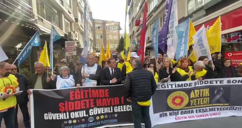 Samsun’da Eğitim-Sen üyeleri ve yurttaşlar, eğitimde artan şiddet olaylarına karşı