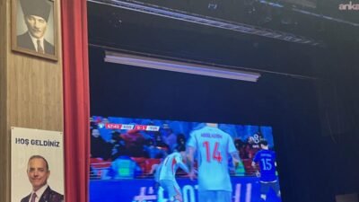 Sancaktepe Belediyesi tarafından kurulan dev ekranda 2026 FIFA Dünya Kupası