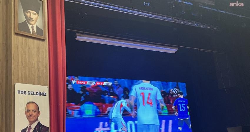 Sancaktepe Belediyesi tarafından kurulan dev ekranda 2026 FIFA Dünya Kupası