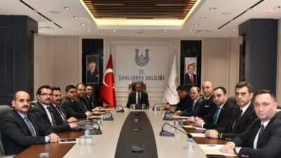 Şanlıurfa’da Vali Hasan Şıldak başkanlığında okullar için güvenlik toplantısı düzenlendi Şanlıurfa'da Vali Hasan Şıldak başkanlığında, okullarda uygulanacak güvenlik tedbirlerine yönelik toplantı gerçekleştirildi.