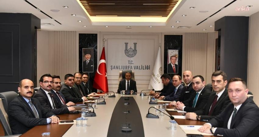 Şanlıurfa’da Vali Hasan Şıldak başkanlığında okullar için güvenlik toplantısı düzenlendi Şanlıurfa'da Vali Hasan Şıldak başkanlığında, okullarda uygulanacak güvenlik tedbirlerine yönelik toplantı gerçekleştirildi.