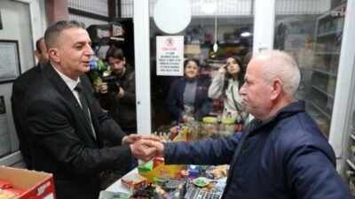 Şehzadeler Belediye Başkanı Hakan Şimşek, beraberindeki başkan yardımcıları ve CHP