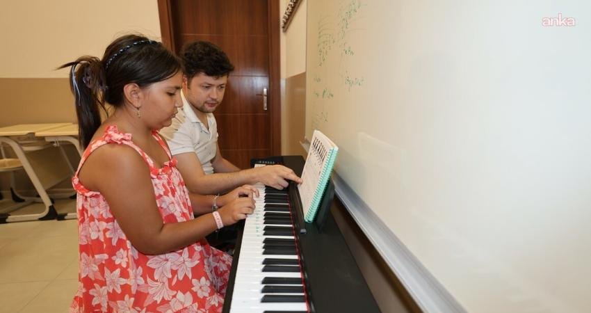 Şehzadeler Belediyesi’nin müzik kurslarında yeni dönem, 27 Nisan’da başlıyor Şehzadeler Belediyesi'nin piyano, bağlama, keman ve gitar kurslarında yeni dönem,