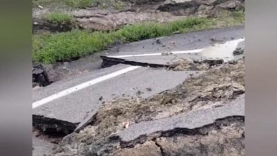 Şiddetli yağmurun etkili olduğu Kadirli’de köy yolu çöktü Osmaniye'nin Kadirli ilçesinde etkili olan şiddetli yağmur, Kızyusuflu-Karatepe köyleri arasında
