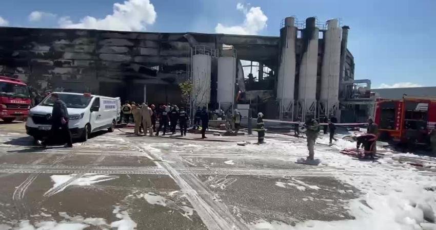 Ankara Sincan’da Organize Sanayi Bölgesi’nde bulunan bir boya fabrikasında çıkan