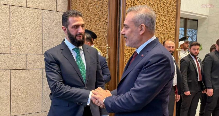 Suriye Cumhurbaşkanı Şara, Hakan Fidan’ı kabul etti Suriye Cumhurbaşkanı Ahmed el-Şara, Şam'da Dışişleri Bakanı Hakan Fidan'ı kabul etti.