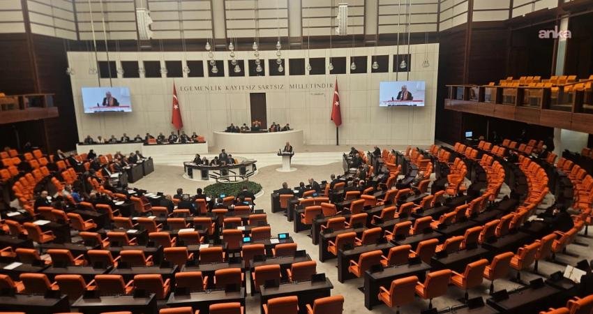 TBMM Genel Kurulu… Heval Bozdağ: Çocuk bakımı yalnızca anneyle özdeşleştirilmemeli, eşit ebeveynlik ve burada babaların bakım sorumluluğu güçlendirilmeli TBMM Genel Kurulu'nda konuşan DEM Parti Ağrı Milletvekili Heval Bozdağ, Sosyal Hizmetler