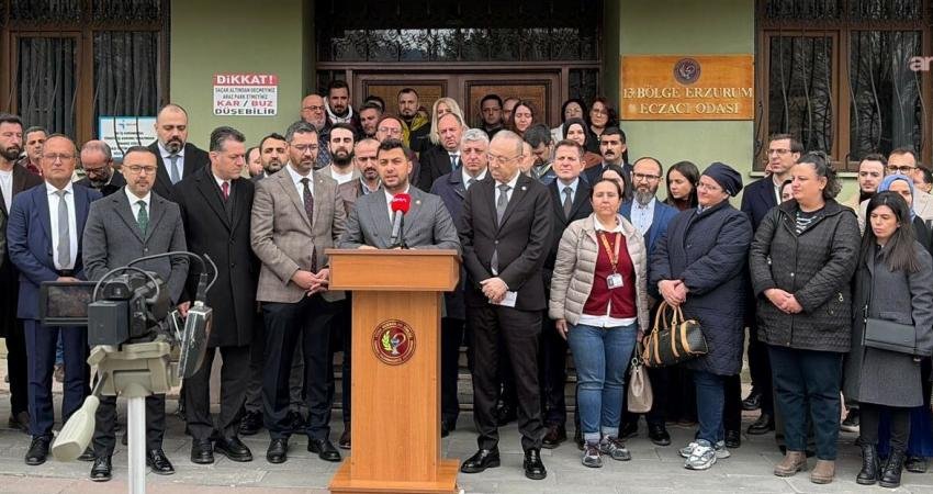 Türk Eczacıları Birliği (TEB) Başkanı İrfan Demirci, Erzurum’daki bir eczaneye yönelik