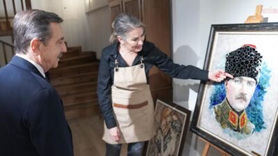 Tepebaşı Belediye Başkanı Ahmet Ataç, cam sanatçısı Gülşen Bayır’ı atölyesinde