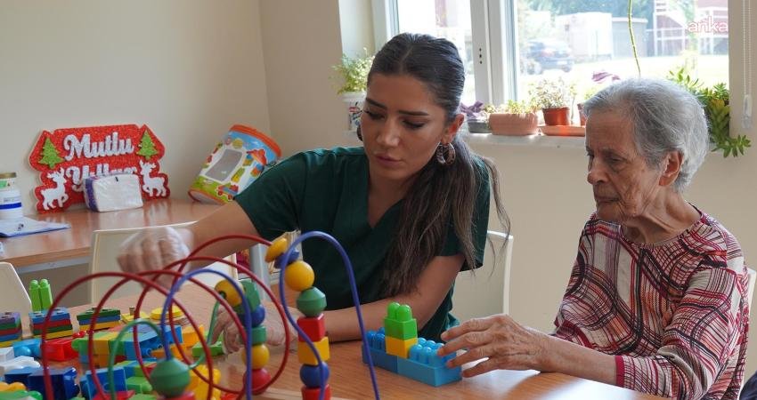 Tepebaşı Belediyesi Alzheimer Konukevleri, yılın ilk üç ayında yüzlerce kişiye bakım ve sağlık hizmeti sundu Tepebaşı Belediyesi Alzheimer Konukevleri'nde 2026 yılının ilk üç ayında yüzlerce