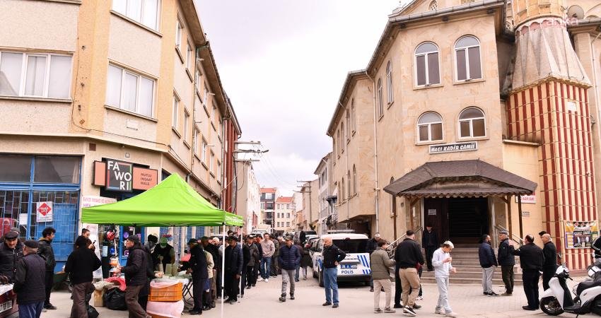 Tepebaşı Belediyesi’nden 10 Nisan Polis Haftası dolayısıyla şehit polisler için camilerde çorba ikramı Tepebaşı Belediyesi tarafından camilerde cuma namazı çıkışında, 10 Nisan Polis