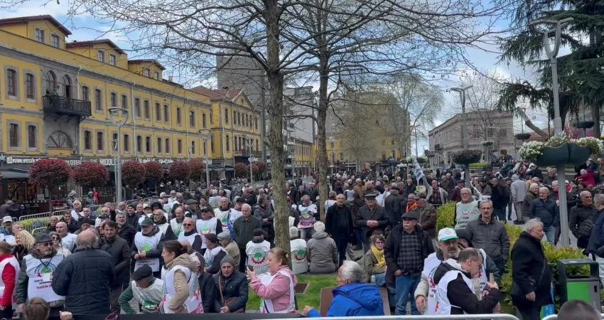 Tüm Emeklilerin Sendikası Karadeniz Bölgesi’ndeki şubelerinin öncülüğünde Trabzon’da “Sefalet Zulmüne