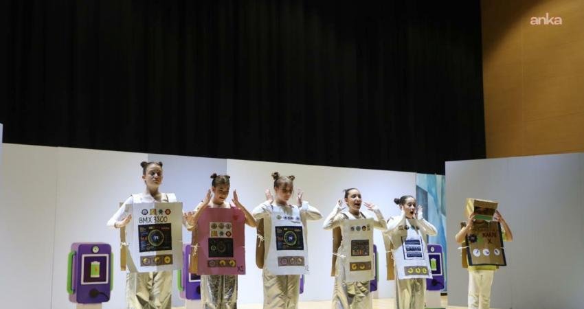 Turgutlu Belediyesi Çocuk Tiyatro Grubu'nun sahnelediği “Oyun Bozuldu” izleyiciyle buluştu.