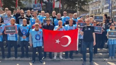 Türk Eğitim-Sen Tokat Şubesi, Cumhuriyet Meydanı’nda okul saldırılarını protesto etti.