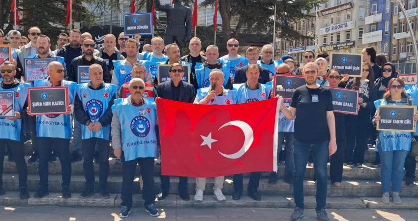 Türk Eğitim-Sen Tokat Şubesi, Cumhuriyet Meydanı’nda okul saldırılarını protesto etti.