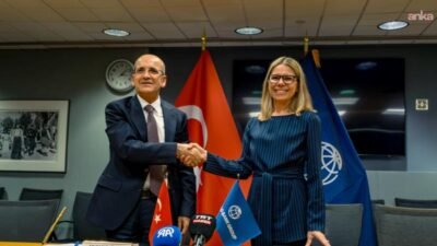 Türkiye, Dünya Bankası ile 8,1 milyar dolarlık demiryolu anlaşması imzaladı Hazine ve Maliye Bakanı Mehmet Şimşek ile Dünya Bankası yetkilisi