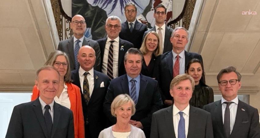  Türkiye'nin Washington Büyükelçisi Sedat Önal, ABD Savaş Bakanı Yardımcısı Eldridge