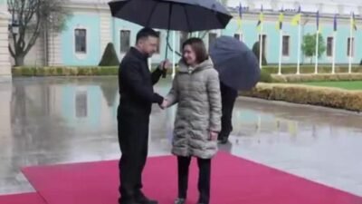 Ukrayna Cumhurbaşkanı Volodimir Zelensky, Ukrayna’ya resmi ziyarette bulunan Moldova Cumhurbaşkanı