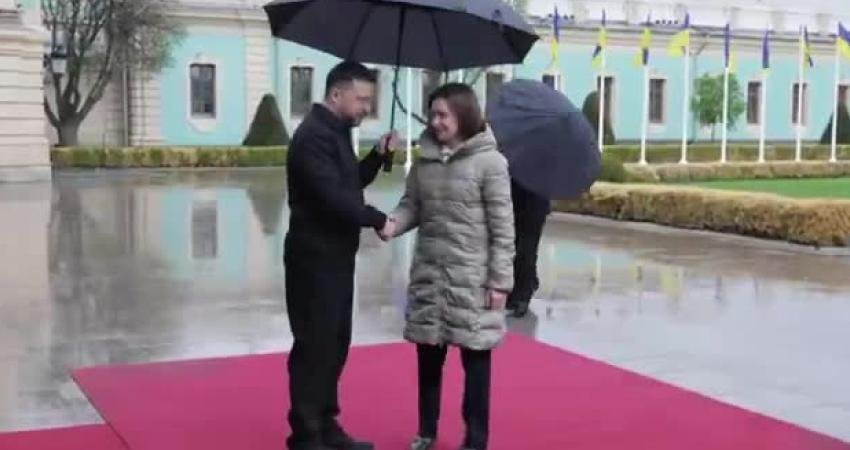 Ukrayna Cumhurbaşkanı Volodimir Zelensky, Ukrayna’ya resmi ziyarette bulunan Moldova Cumhurbaşkanı