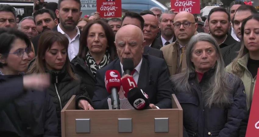 Ümit Erkol’un gözaltına alınması Ankara’da protesto edildi… CHP’li Taşcıer: Dün boyun eğmedik, bugün de eğmiyoruz, yarın da boyun eğmeyeceğiz CHP Ankara İl Başkanı Ümit Erkol'un gözaltına alınmasının ardından, partinin