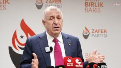 Zafer Partisi Genel Başkanı Ümit Özdağ, İzmir'de parkta oynayan üç