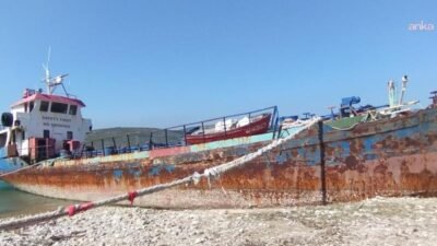 Urla’nın Demircili Koyu’nda izinsiz şekilde çekildiği kıyıda sökülmek istenen “Gökbey” adlı hurda gemiye