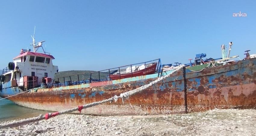 Urla’nın Demircili Koyu’nda izinsiz şekilde çekildiği kıyıda sökülmek istenen “Gökbey” adlı hurda gemiye