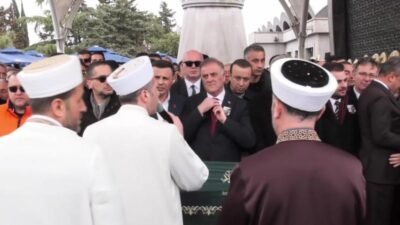 Bir süredir tedavi gördüğü hastanede yaşamını yitiren Üsküdar Belediye Başkanı