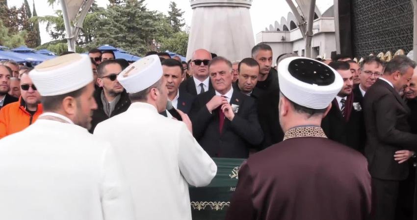 Bir süredir tedavi gördüğü hastanede yaşamını yitiren Üsküdar Belediye Başkanı