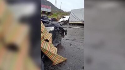 Van-Bitlis karayolunda tır ile otomobil çarpıştı. Kazada 2 kişi olay